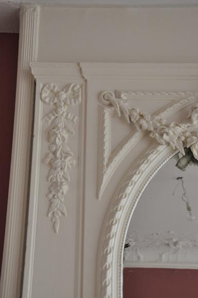 Старинное белое трюмо в стиле Людовика XVI, украшенное цветочными гирляндами и узлом.-5